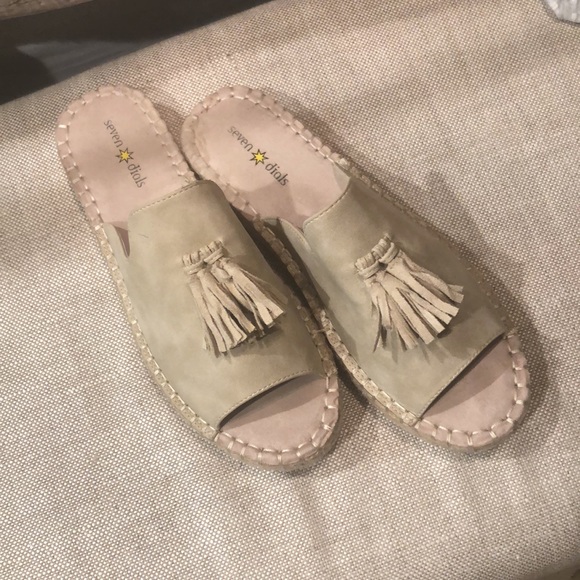 Seven Dials Wendell Tassel Slide. 9M - Picture 2 of 8